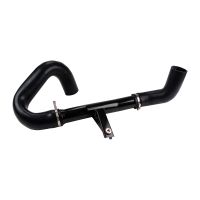 Tuyau d'air de suralimentation à gauche du radiateur