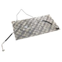 Ligne A/C sur le condenseur en dessous