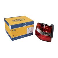 Feu arrière à gauche à l'extérieur de la carrosserie