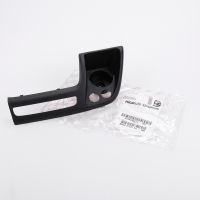 Porte-gobelets à l'avant à côté de la console / tableau de bord