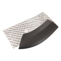 baguette décorative noire sur le passage de roue avant droit