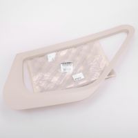 Couvercle du panneau à gauche à l'intérieur