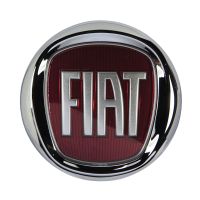 Emblème *Fiat* rouge derrière